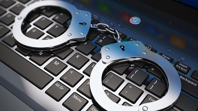 عتيق يطالب ”النواب” بنص قانوني يجرم استخدام الانترنت في التحريض ضد الدولة  