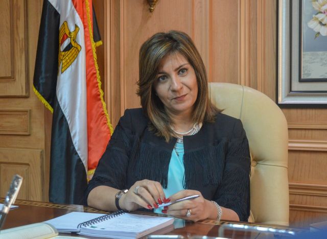 مكرم : وقف قرارات عدم تجديد الإجازات للمصريين العاملين بالخارج 