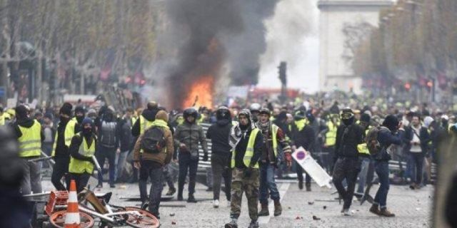 الشرطة الفرنسية : ارتفاع أعداد معتقلي السترات الصفراء لـ 575 في باريس فقط