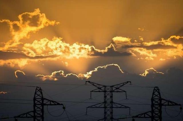 برلمانية تطالب الحكومة بتخفيض أسعار الكهرباء لدعم الصناعة