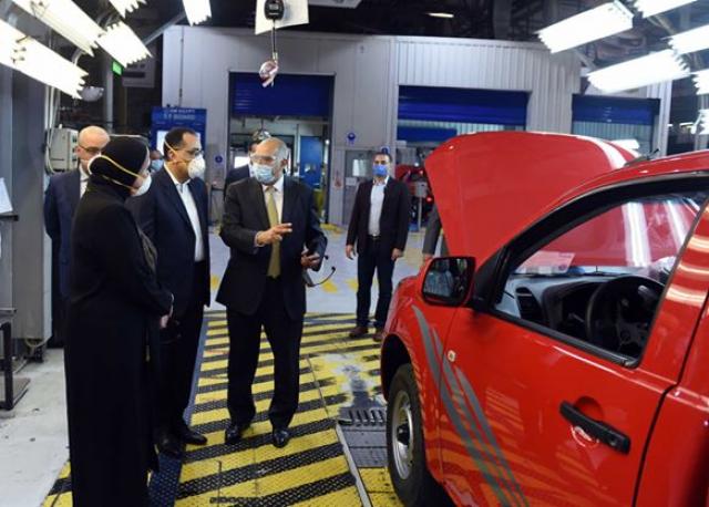 رئيس الوزراء يتفقد مصنع ”جنرال موتورز مصر” ويشيد بإجراءات الوقاية لحماية العاملين 