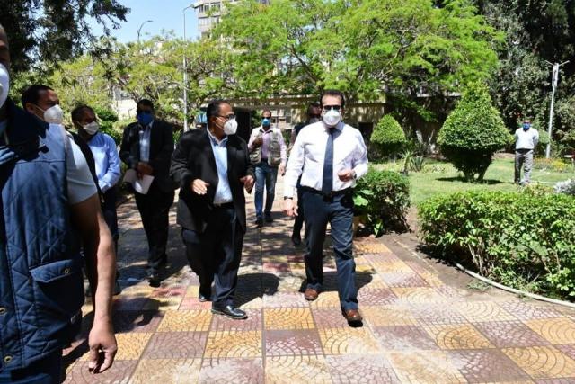 وزير التعليم العالي يطمئن على المصريين العائدين من الخارج بمقر إقامتهم بالمدن الجامعية