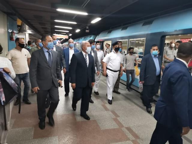 وزير النقل يفاجئ العاملين بمحطة مترو الشهداء ويوجه بالدفع بقطارات إضافية 