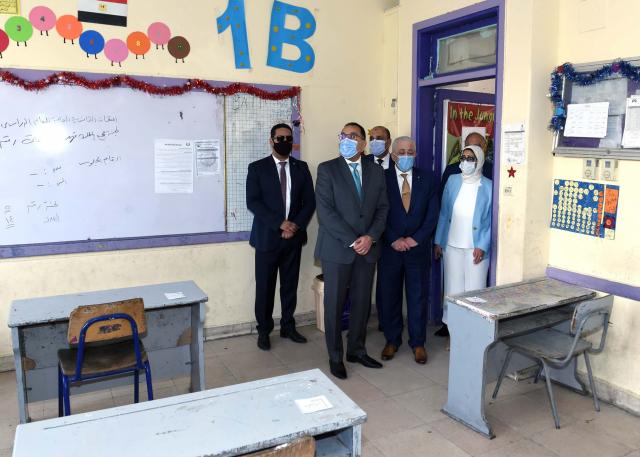 رئيس الوزراء يتفقد ”مجمع الملك فهد للغات” للتأكد من تطبيق الإجراءات الاحترازية بامتحانات الثانوية العامة