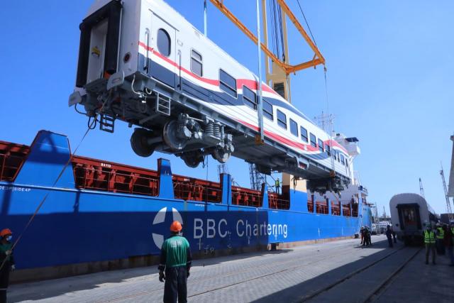 وزير النقل يعلن وصول الدفعة الأولى من عربات الركاب الجديدة إلى ميناء الإسكندرية