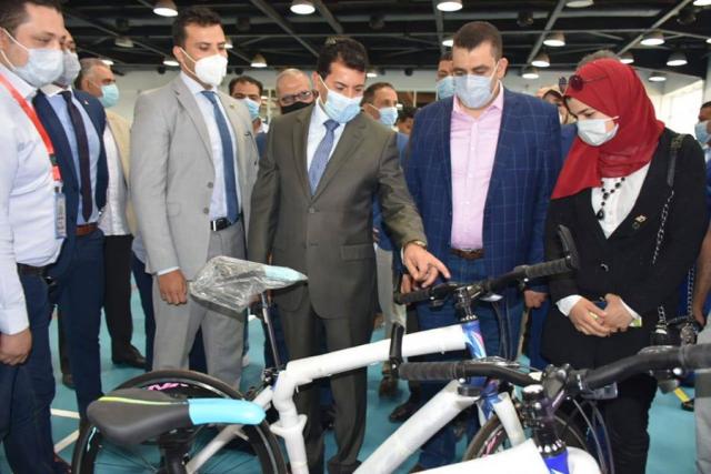 وزير الرياضة يسلم الدراجات المدعومة ضمن مبادرة دراجتك صحتك