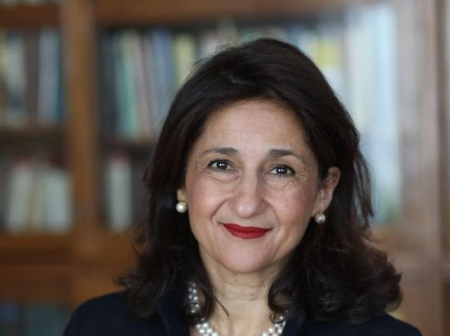 وزيرة الهجرة تهنئ ”نعمت شفيق” على منحها العضوية الدائمة في مجلس اللوردات البريطاني