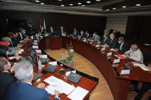 وزيرا النقل والتخطيط يجتمعان لمتابعة آليات تنفيذ توجيهات القيادة السياسية بتوطين صناعة الوحدات المتحركة للسكك الحديدية في مصر