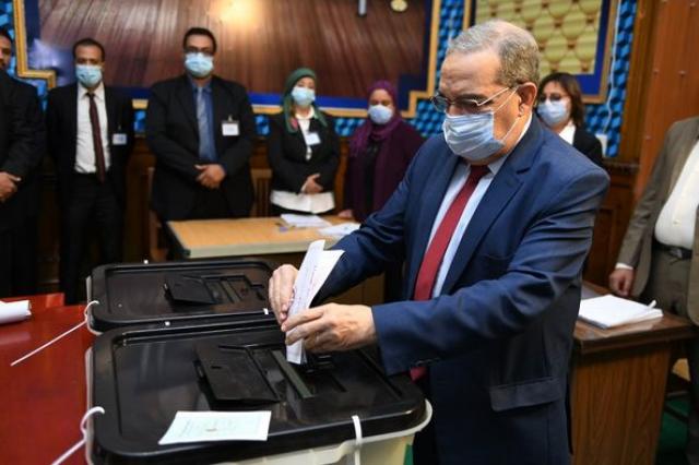 ”وزير الدولة للإنتاج الحربي” يدلي بصوته في انتخابات مجلس النواب