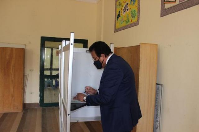 وزير التعليم العالي والبحث العلمي يدلي بصوته في انتخابات مجلس النواب