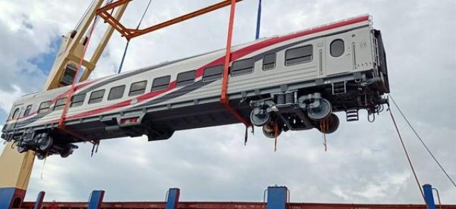 وزير النقل يعلن وصول دفعة جديدة من عربات ركاب السكك الحديدية الجديدة بإجمالي 13 عربة
