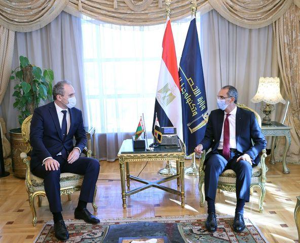 وزير الاتصالات يبحث مع سفير بيلاروسيا بالقاهرة تعزيز التعاون المشترك بين البلدين