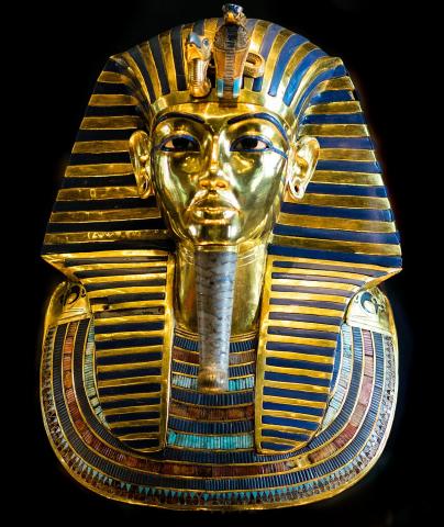 المتحف المصري : لم ولن يتم فتح ڤاترينة قناع الملك توت عنخ آمون منذ لإنتهاء من ترميمه عام 2015