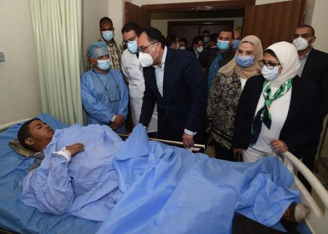 رئيس الوزراء يصل المستشفى التعليمى بسوهاج للاطمئنان على مصابي حادث تصادم القطارين