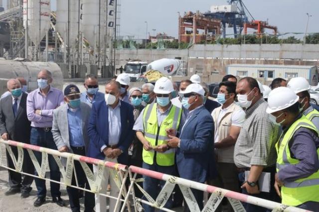 وزير النقل يتابع معدلات تنفيذ المشروعات الخدمية الجاري تنفيذها بميناء الإسكندرية.