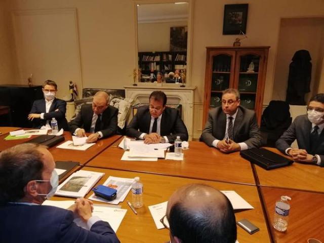 وزير التعليم العالي يعقد اجتماعًا مع الشركات المتقدمة لبناء ”بيت مصر” بباريس