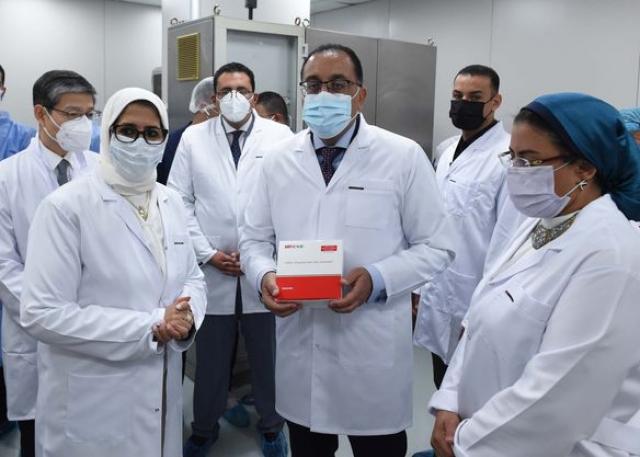 رئيس الوزراء يشهد إنتاج أول مليون جرعة من لقاح فيروس كورونا المصنع محلياً بشركة ”فاكسيرا”