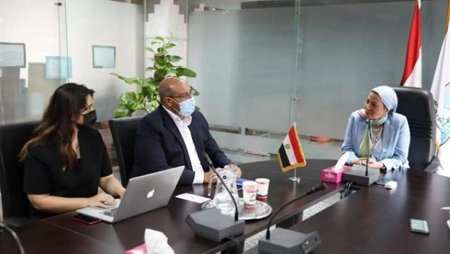 وزيرة البيئة تستقبل حاتم قنديل بطل مصر فى التجديف