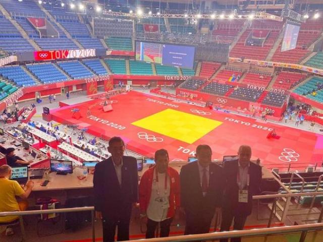 وزير الرياضة يلتقي رئيس اللجنة الأولمبية اليابانية خلال حضوره منافسات دورة الألعاب الأولمبية