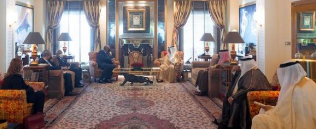 وزير الخارجية يُسلِّم ملك البحرين رسالةً خطية من رئيس الجمهورية