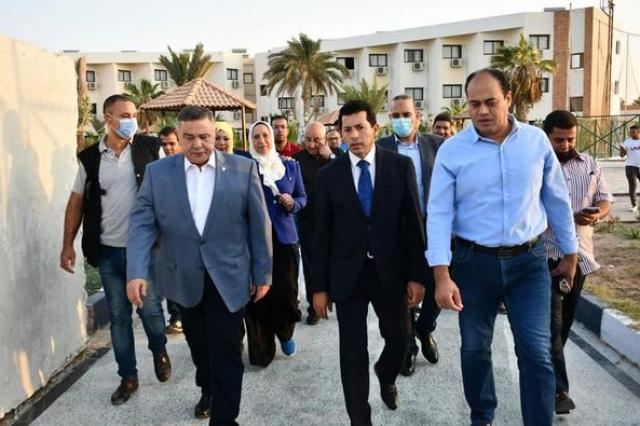 وزير الرياضة ومحافظ البحر الأحمر يتفقدان أعمال التطوير بالمدينة الشبابية بالغردقة.