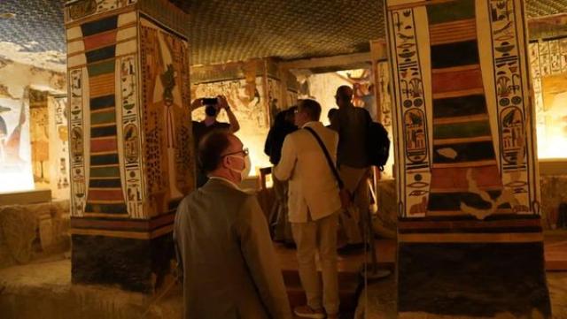 ٣٥ سفيراً من سفراء دول العالم يزورون البر الغربي ويعربوا عن انبهارهم بروعة مقبرة الملكة نفرتاري وبألوانها الزاهية