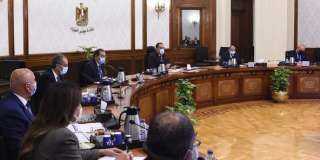 مدبولي يجتمع بوزراء البترول والاسكان...