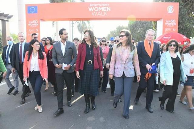 وزيرة التخطيط تتقدم مسيرة المرأة المصرية على هامش أول قمة نسائية دولية بقصر القبة