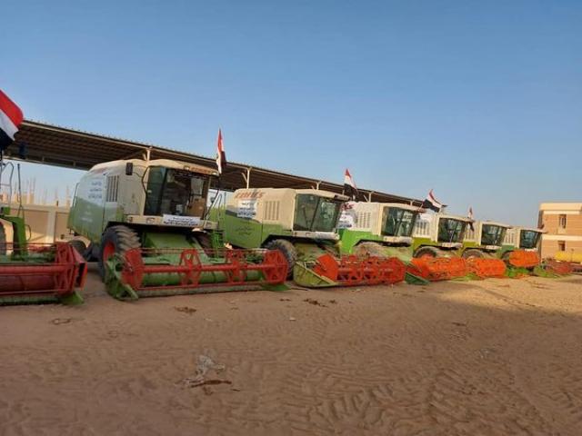 الزراعة: قطاع الميكنة والزراعة الآلية يشارك في حصاد القمح بأحدث المعدات والآلآت