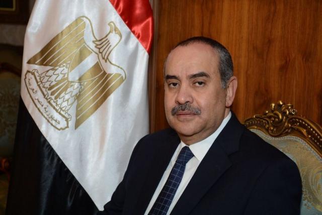 وزير الطيران يهنئ العاملين بمصر للطيران بمناسبة العيد ال90