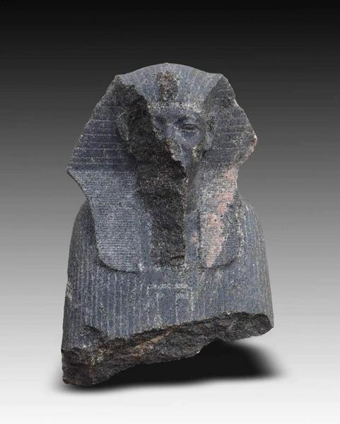 الكشف عن كتل حجرية من عهد الملك خوفو بمعبد الشمس بهليوبليس.