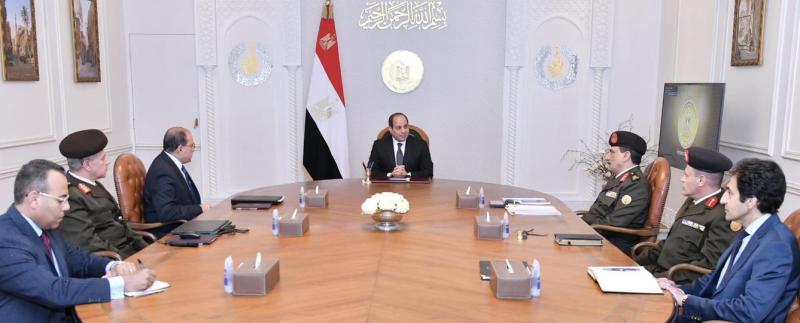 الرئيس السيسي يجتمع مع رئيس هيئة الشئون المالية ورئيس الهيئة الهندسية للقوات المسلحة