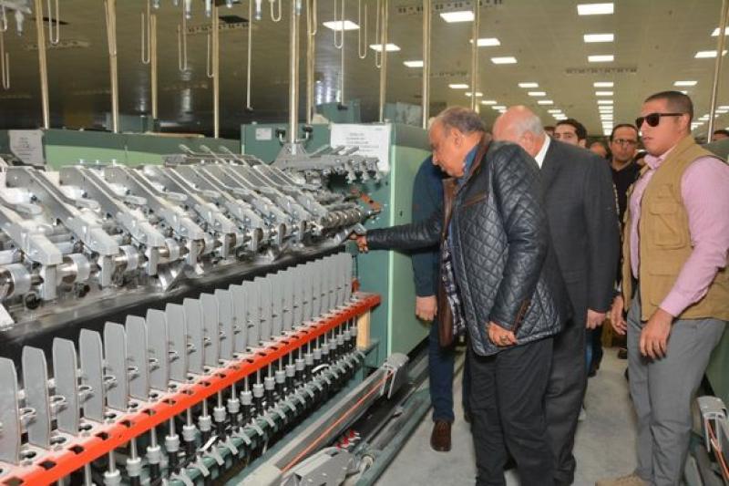 وزير قطاع الاعمال يتفقد الماكينات الحديثة بشركة غزل المحلة