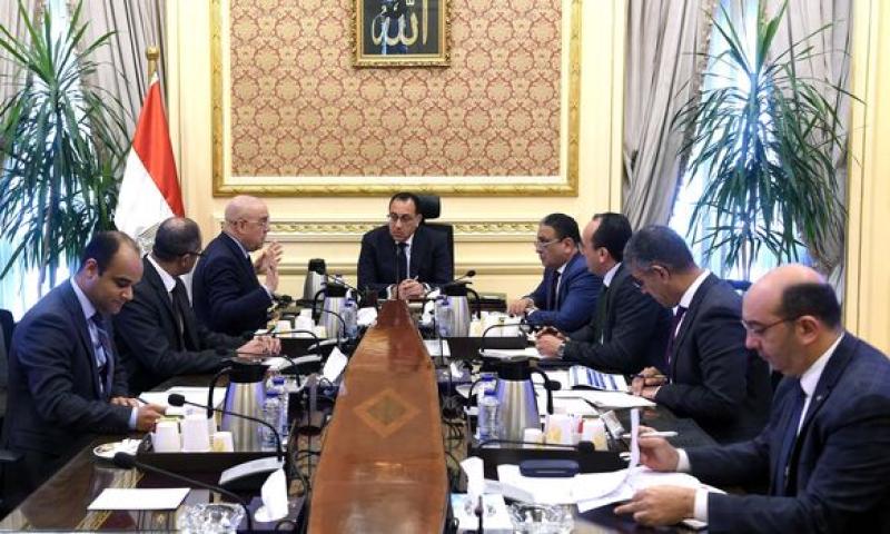 رئيس الوزراء يتابع موقف مشروعات تحلية مياه البحر والصرف الصحى بالإسكندرية
