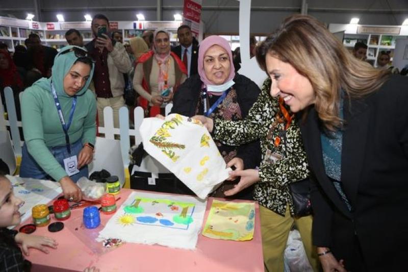 وزيرة الثقافة تتفقد معرض القاهرة الدولي للكتاب في أول أيام فتح أبوابه للجمهور