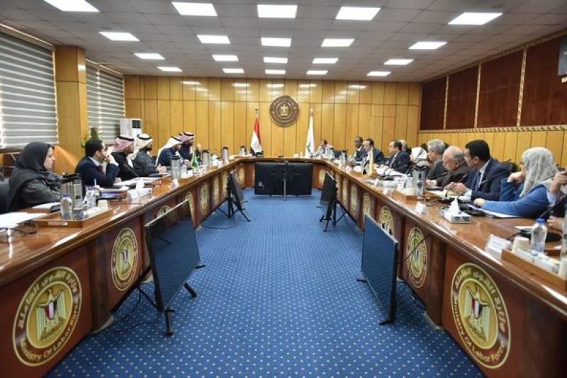 وزير القوى العاملة يتلقى وفد من وزارة الموارد البشرية والتنمية الاجتماعية السعودية