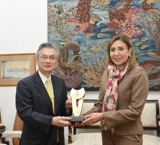 وزيرة الثقافة تلتقي سفير اليابان لدى القاهرة لبحث أطر التعاون الثقافي بين البلدين