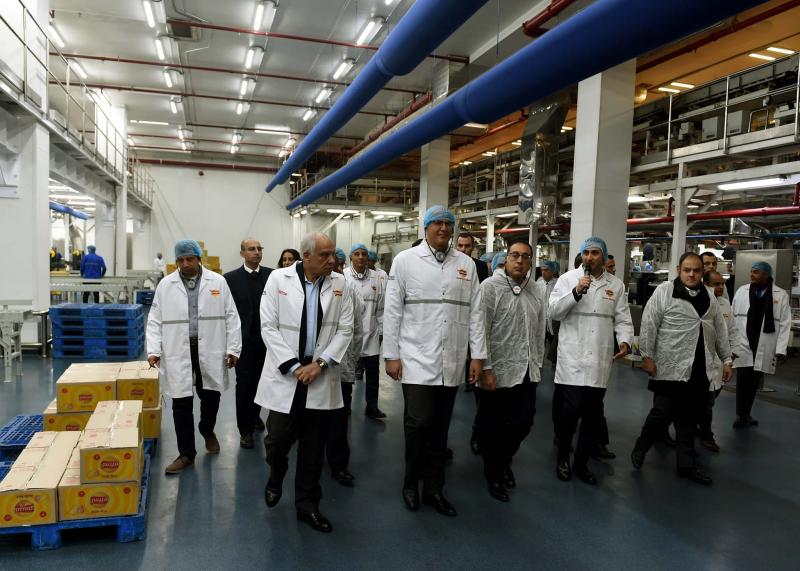 رئيس مجلس الوزراء يتفقَّد خط إنتاج جديد لشركة ”شيبسي” للصناعات الغذائية