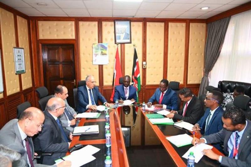 وزير الري يلتقى بعدد من أعضاء البرلمان الكيني لمناقشة التعاون في مجالى المياه والتكيف مع التغيرات المناخية