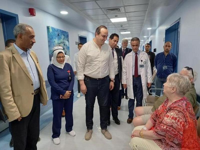 رئيس هيئة الرعاية الصحية يستطلع آراء الأجانب والوافدين للسياحة العلاجية في خدمات مستشفى شرم الشيخ الدولي