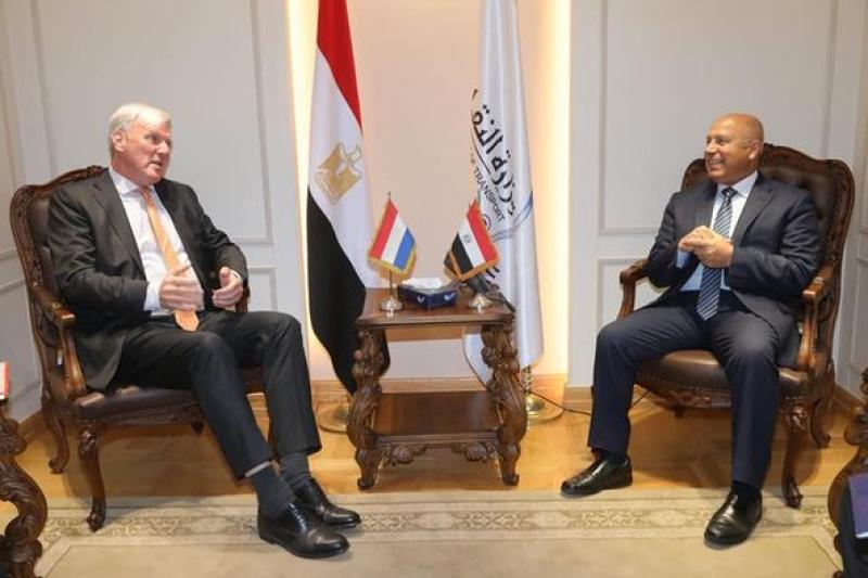 وزير النقل يبحث مع السفير الهولندي بالقاهرة التعاون في مجال تصدير الخضروات المصرية إلي هولندا