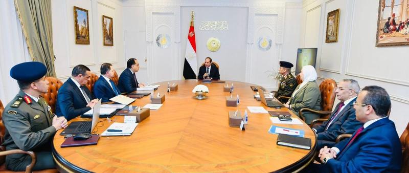 الرئيس السيسي يجتمع بمدبولي ووزارء الدفاع والداخلية والتضامن والتنمية المحلية