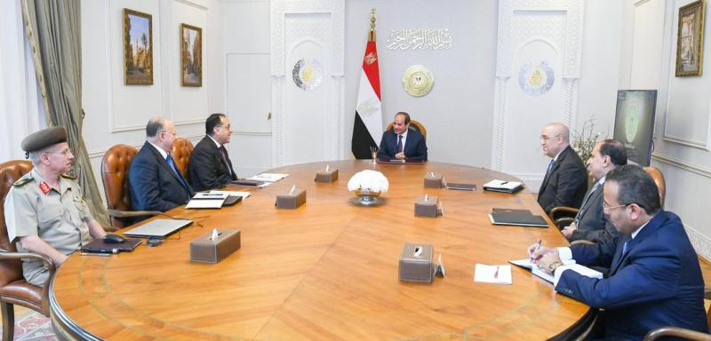 الرئيس السيسي يجتمع بـ”مدبولي” ووزير الإسكان ومحافظ القاهرة