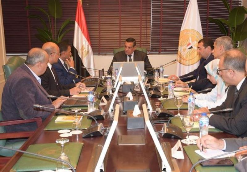 وزير التنمية المحلية يتابع مع محافظ مطروح المشروعات التنموية والخدمية الجارية علي أرض المحافظة