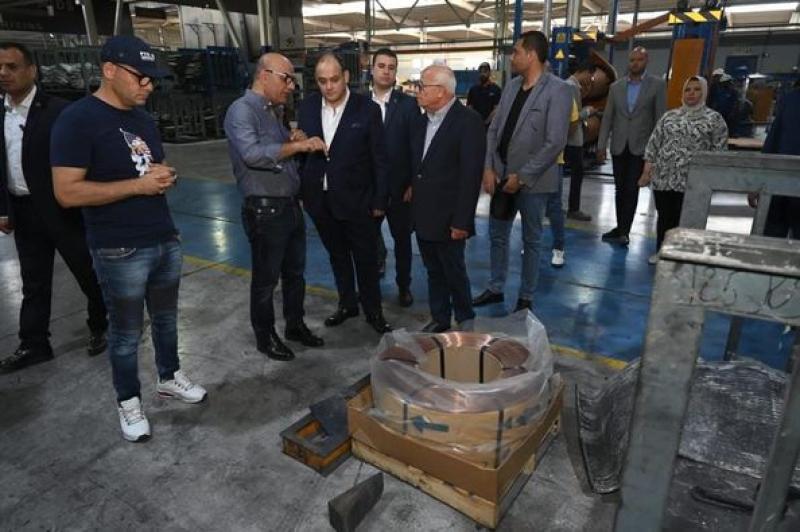وزير التجارة والصناعة ومحافظ بورسعيد يتفقدان عدد من المصانع بالمنطقة الصناعية بجنوب بورسعيد