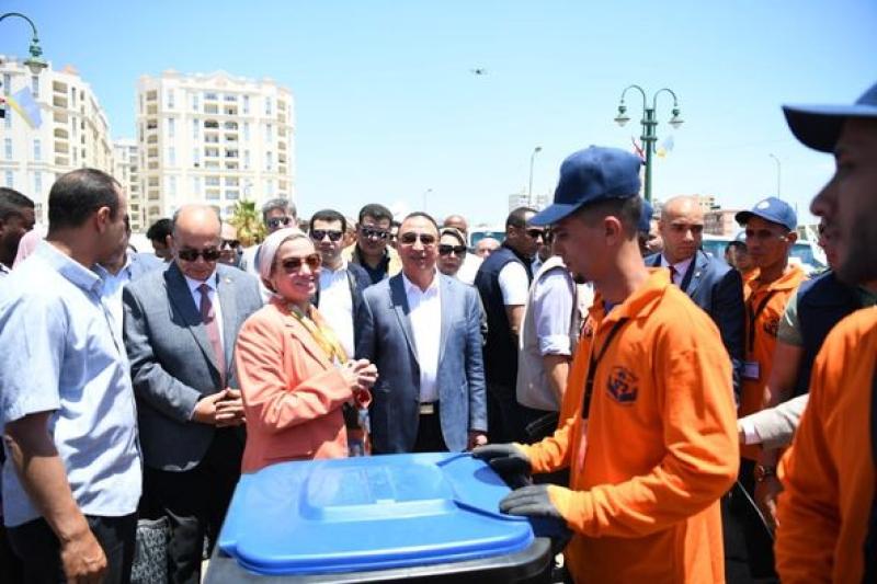 وزيرة البيئة ومحافظ الإسكندرية يشهدان مراسم اصطفاف عدد من المعدات الحديثة لمنظومة النظافة