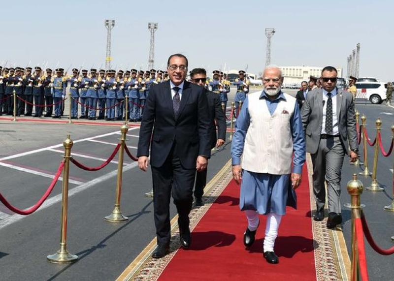 رئيس الوزراء يستقبل رئيس الوزراء الهندي والوفد المرافق له بمطار القاهرة