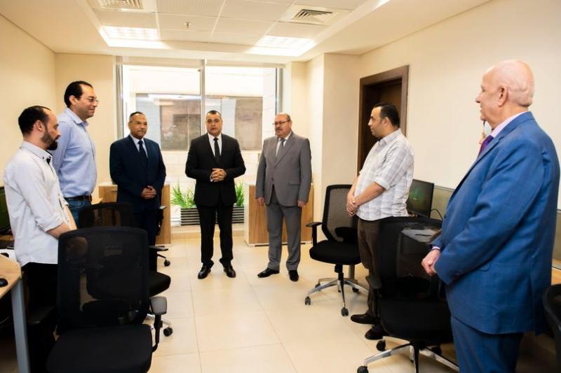 وزير الإنتاج الحربي يتفقد مكاتب العاملين بمقر الوزارة بالعاصمة الإدارية الجديدة