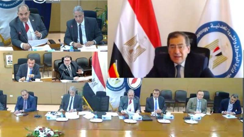 وزير البترول يعقد إجتماعاً مع رؤساء ومسئولي عدد من شركات الإنتاج البترولى بالصحراوين الشرقية والغربية