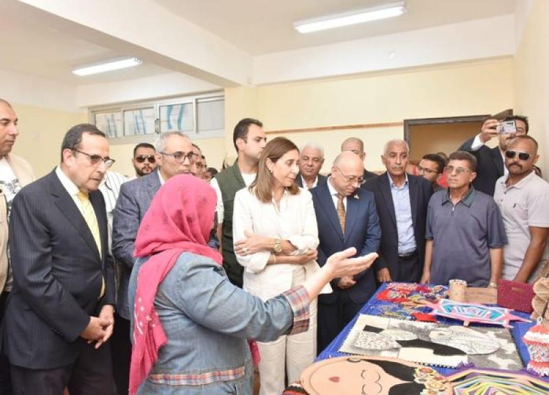 وزيرة الثقافة ومحافظ شمال سيناء يفتتحان معرضًا للحرف التراثية ويتابعان تنفيذ الأنشطة الثقافية بالشيخ زويد